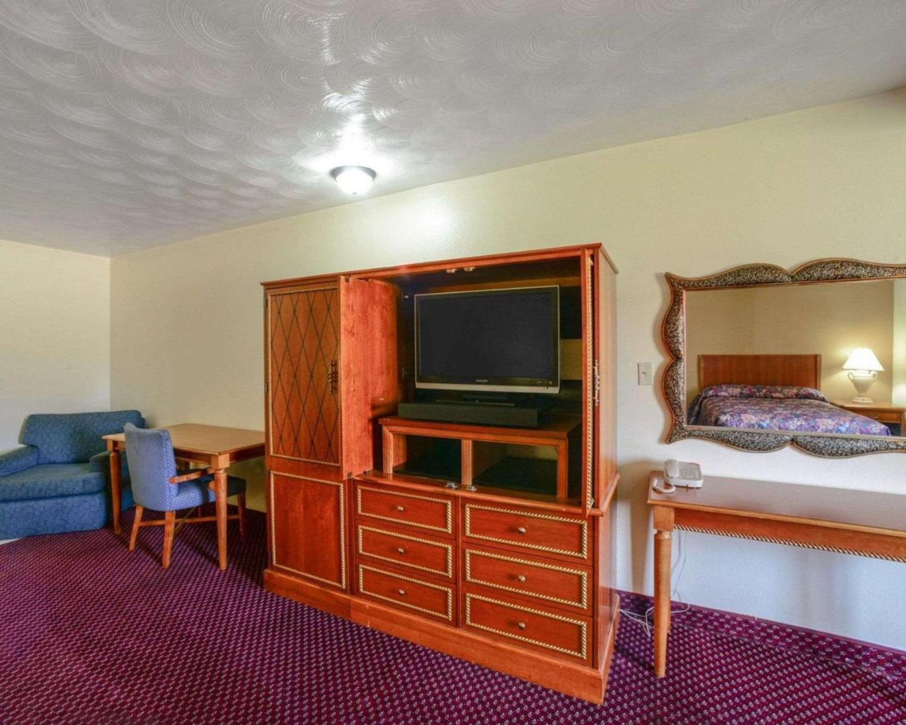 Econo Lodge Inn & Suites Carbondale Exterior photo